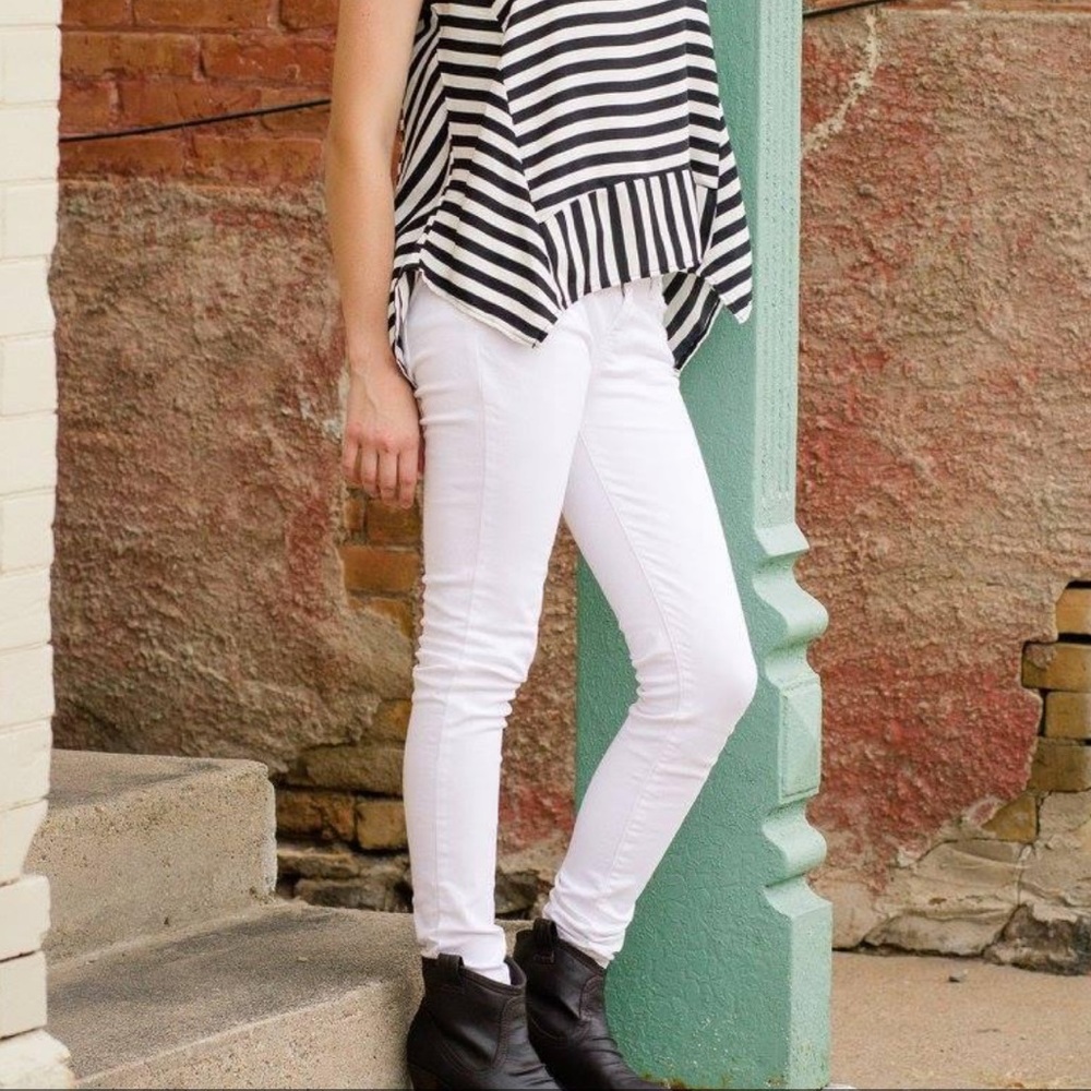 White Levi’s skinny jeans